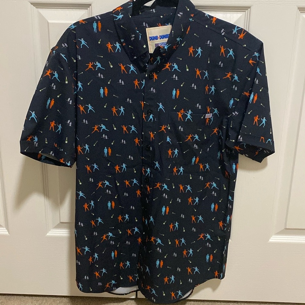 RSVLTS “THE DUEL” DUMB AND DUMBER SS BUTTON DOWN - NWOT - MEDIUM